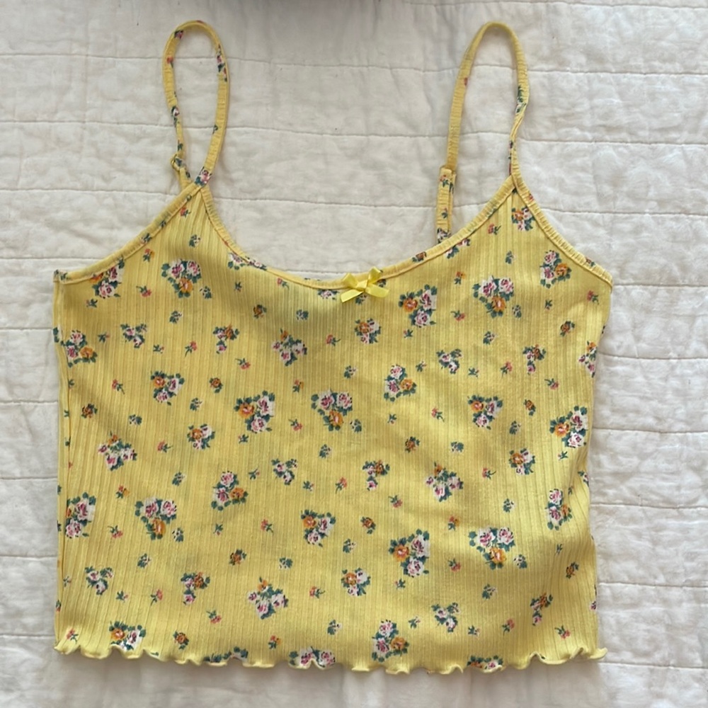 I’m selling this crop top because it doesn’t fit me.